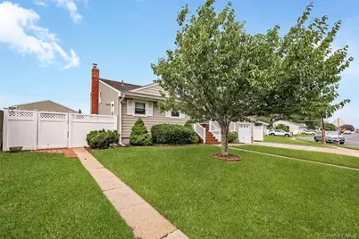 70 Prairie Lane, Lindenhurst, NY 11757 - Photo 2