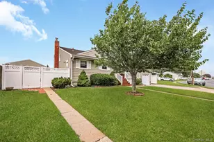 70 Prairie Ln, Lindenhurst, NY 11757 - Photo 2