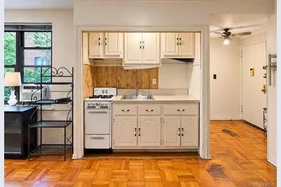 71 Grace Avenue #1L, Great Neck, NY 11021 - Photo 4