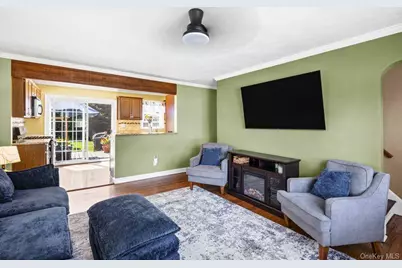22 Maple Drive, Amityville, NY 11701 - Photo 6