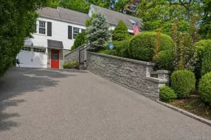 40 Cliftwood Dr, Huntington, NY 11743 - Photo 2