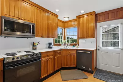 60 Livingston Avenue, Valhalla, NY 10595 - Photo 12