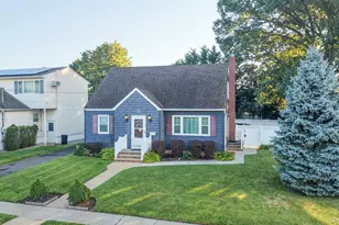 2297 Girard Pl, Merrick, NY 11566 - Photo 2