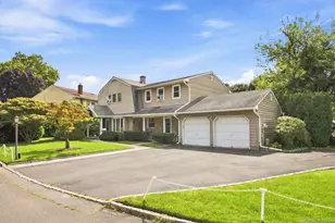 5 Conway Ct, Glen Cove, NY 11542 - Photo 2