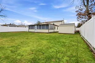 384 Singingwood Dr, Holbrook, NY 11741 - Photo 2