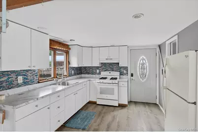 149 C Riverside Drive, Riverhead, NY 11901 - Photo 2