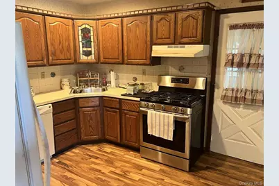 1556 N Gardiner Drive, Bay Shore, NY 11706 - Photo 4