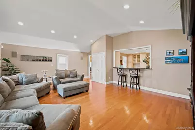 154 Celler Avenue, New Hyde Park, NY 11040 - Photo 12