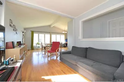 10 Pickwick Drive S, Hicksville, NY 11801 - Photo 4