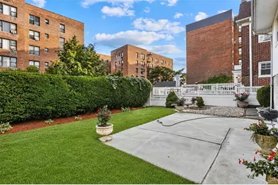 552 Briar Place, Far Rockaway, NY 11691 - Photo 16