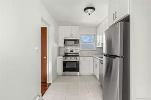 345 41 St St, Copiague, NY 11726 - Photo 4