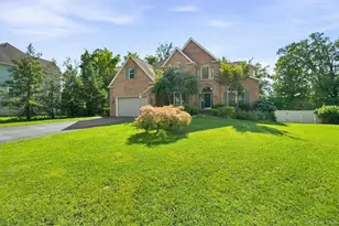 17 Arbor Ct, Poughkeepsie, NY 12603 - Photo 2