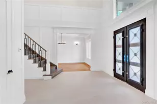 25 Hemlock Ln, Roslyn Heights, NY 11577 - Photo 4