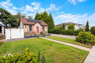 23 Dewey Pl, Lindenhurst, NY 11757 - Photo 2