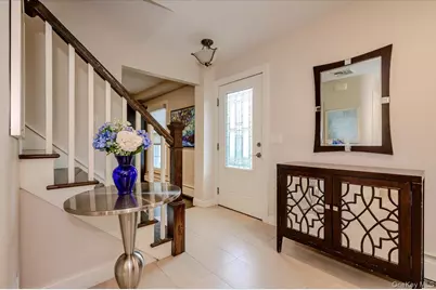 8 Curlew Place, Massapequa, NY 11758 - Photo 2