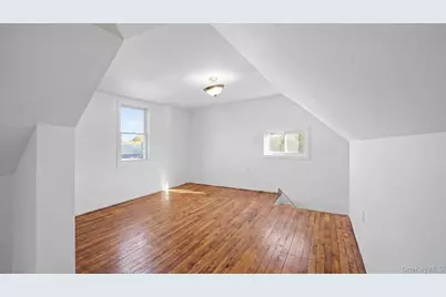 1148 E 211th Street, Bronx, NY 10469 - Photo 18