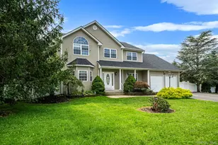 18 Woodridge Ln, Coram, NY 11727 - Photo 4