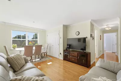 300 Woodcrest Lane #329, Mount Kisco, NY 10549 - Photo 4