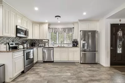 35 Magpie Lane, Levittown, NY 11756 - Photo 6