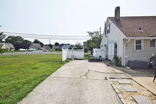 101 Phyllis Dr, Lindenhurst, NY 11757 - Photo 6