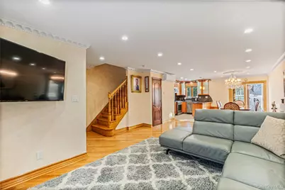 137-66 70th Road, Kew Gardens, NY 11367 - Photo 8