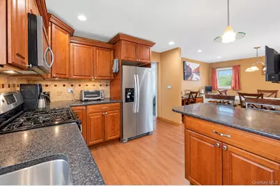 325 Beachview Street, Copiague, NY 11726 - Photo 10