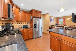 325 Beachview St, Copiague, NY 11726 - Photo 10