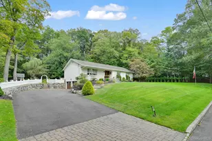 15 Ramapo Ln, Chestnut Ridge, NY 10952 - Photo 2