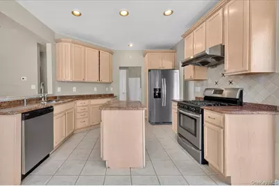 136 Cranberry Court, Melville, NY 11747 - Photo 10