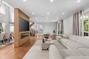 105 Woodhill Ln, Manhasset, NY 11030 - Photo 16