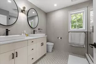 105 Woodhill Ln, Manhasset, NY 11030 - Photo 34