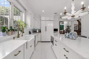 105 Woodhill Ln, Manhasset, NY 11030 - Photo 12