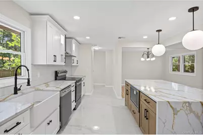 14 Camelot Lane, East Setauket, NY 11733 - Photo 4