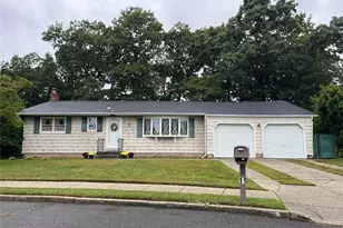 11 Whig Ct, Holbrook, NY 11741 - Photo 2