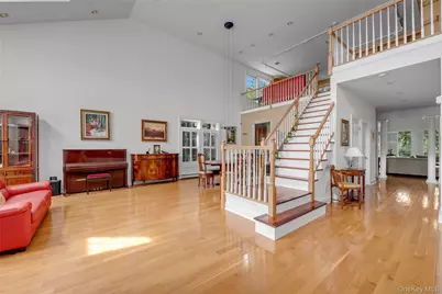 95 W Overlook, Port Washington, NY 11050 - Photo 2
