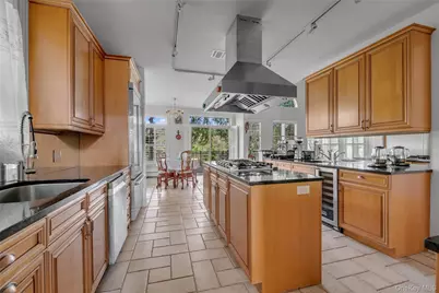 95 W Overlook, Port Washington, NY 11050 - Photo 8
