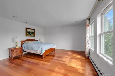 95 W Overlook, Port Washington, NY 11050 - Photo 18