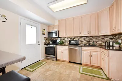 283 W Gates Avenue, Lindenhurst, NY 11757 - Photo 12