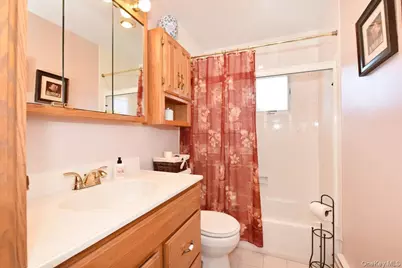 283 W Gates Avenue, Lindenhurst, NY 11757 - Photo 28