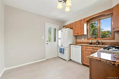 79 39th Street, Islip, NY 11751 - Photo 8