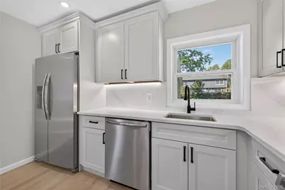 31 Rosemary Place, East Islip, NY 11730 - Photo 12