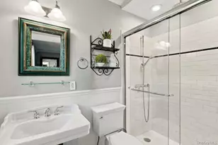 4 Bayview Cir, Manhasset, NY 11030 - Photo 12