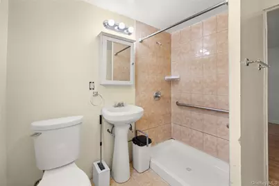 368 Catskill Avenue, Lindenhurst, NY 11757 - Photo 16