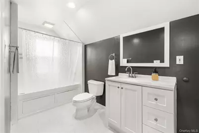368 Catskill Avenue, Lindenhurst, NY 11757 - Photo 14