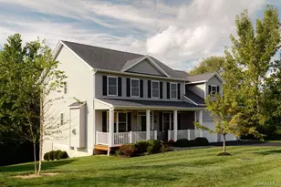 136 Stratford Dr, Poughkeepsie, NY 12603 - Photo 2