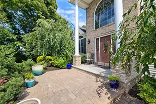 5 Keystone Ct, Smithtown, NY 11787 - Photo 2