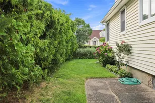 46 Woodbine Dr E, Hicksville, NY 11801 - Photo 26