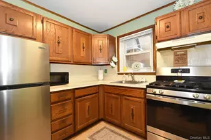 10 Glen Hollow Dr, Holtsville, NY 11742 - Photo 4