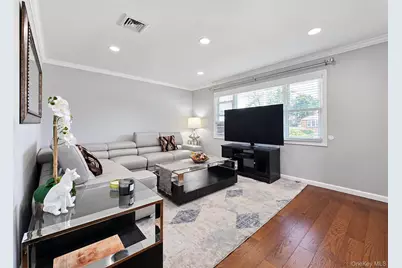 678 Clinton Avenue, Uniondale, NY 11553 - Photo 4