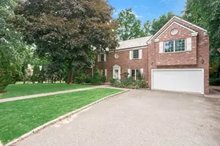 2 Amherst Road E, Great Neck, NY 11021 - Photo 4